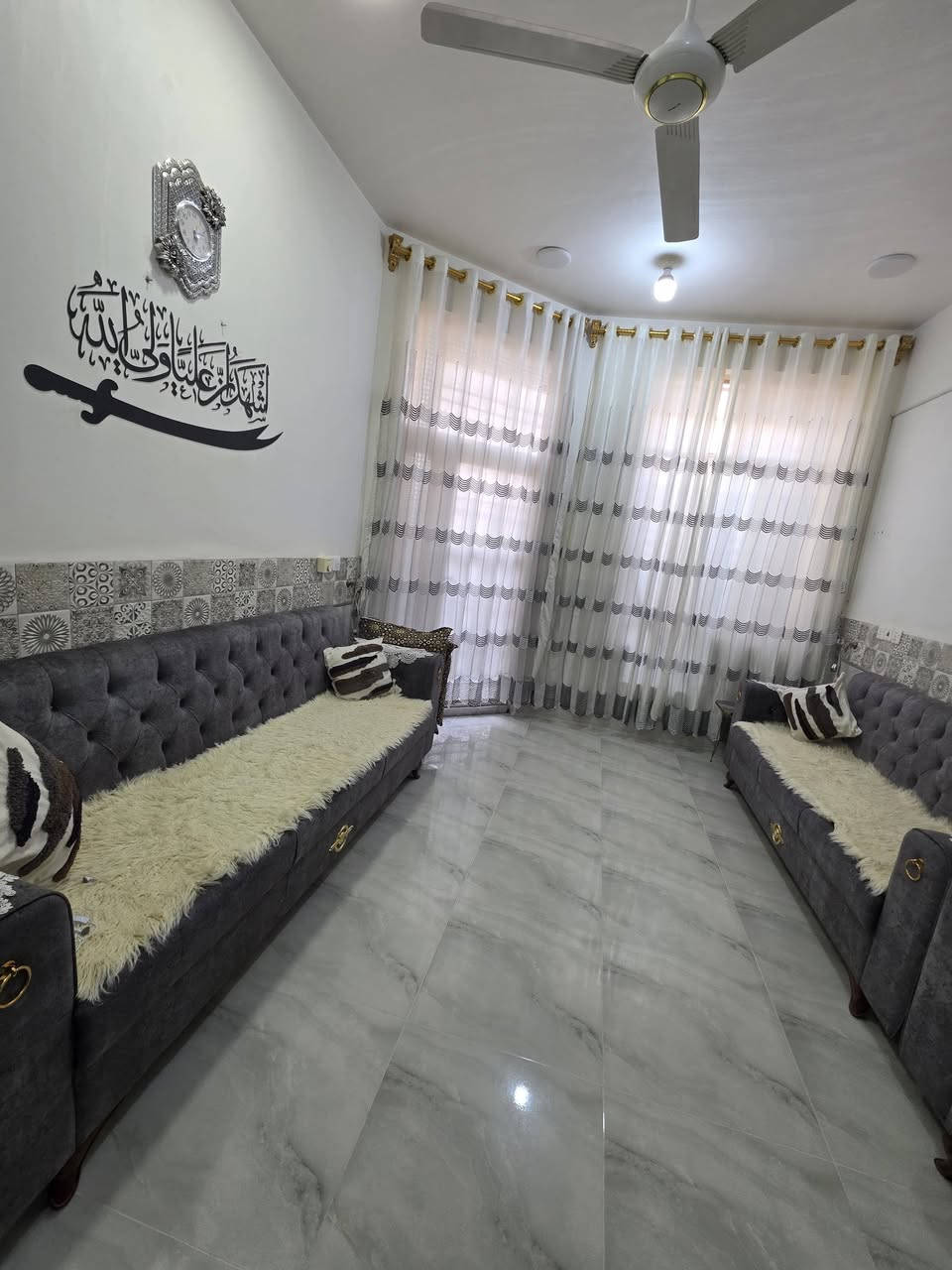 بيت للببع مساحتة 100متر في الكوت الجديدة شارع الاقواس قرب مدرسة الابرار على شارع بغداد الاتصال ***********
