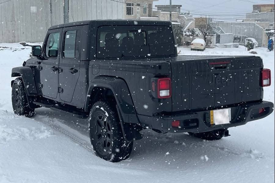 جێب گلادیتۆر  2022 مواسەفات sport
بێ بۆیاخ بێ سارد بێ   گۆڕاو 
رەنگی رەشی قەتران چوار تایەی تازە    
زۆر زۆر پاك  كامل كراوا بە رۆبیكۆن   
رەقم سلێمانی  
٤١ مایل رۆشتوە  
 شانسی  1C6HJTAG0NL114168

سـعـر : لە کۆمێنت داوابکە ڕاستەوخۆ بۆت دێت 📥 

گێرو مەكینەی بەشەرت نەكراوەتوە 
هیچ کێشەیەکی تێدا نییە 

ژمارەی خاوەنەکەی 
***********
