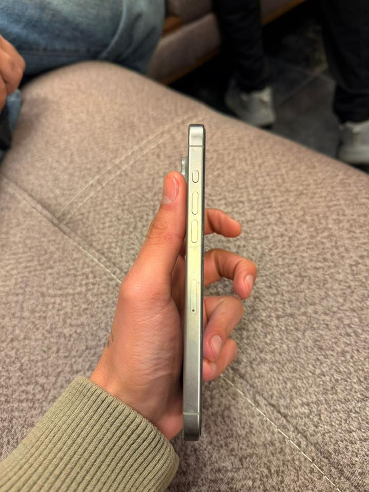 ايفون ١٥ برو ماكس نظيف جدا اي شخط ما بي بطاريه ٨٨٪؜ مكان بغداد مليون و٥٠  الف ***********
