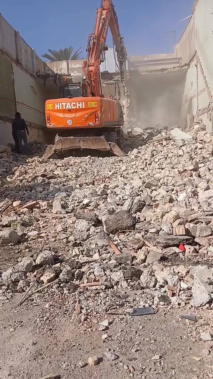 تفليش البيوت هدم الدور رفع الأنقاض في بغداد *********** لدينا آليات جاهزه في كافة العمل وحفر 
 الجفره وحدل الأرض؛
