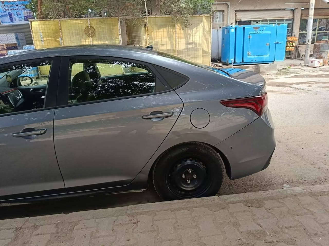 سلام عليكم
اكسنت موديل ١٩ 
وارد امريكي مكينة 1600
ماشية 40 الف مايل
والسيارة بيه طخات بسيطة 
سعر 105 وبيه مجال
***********
