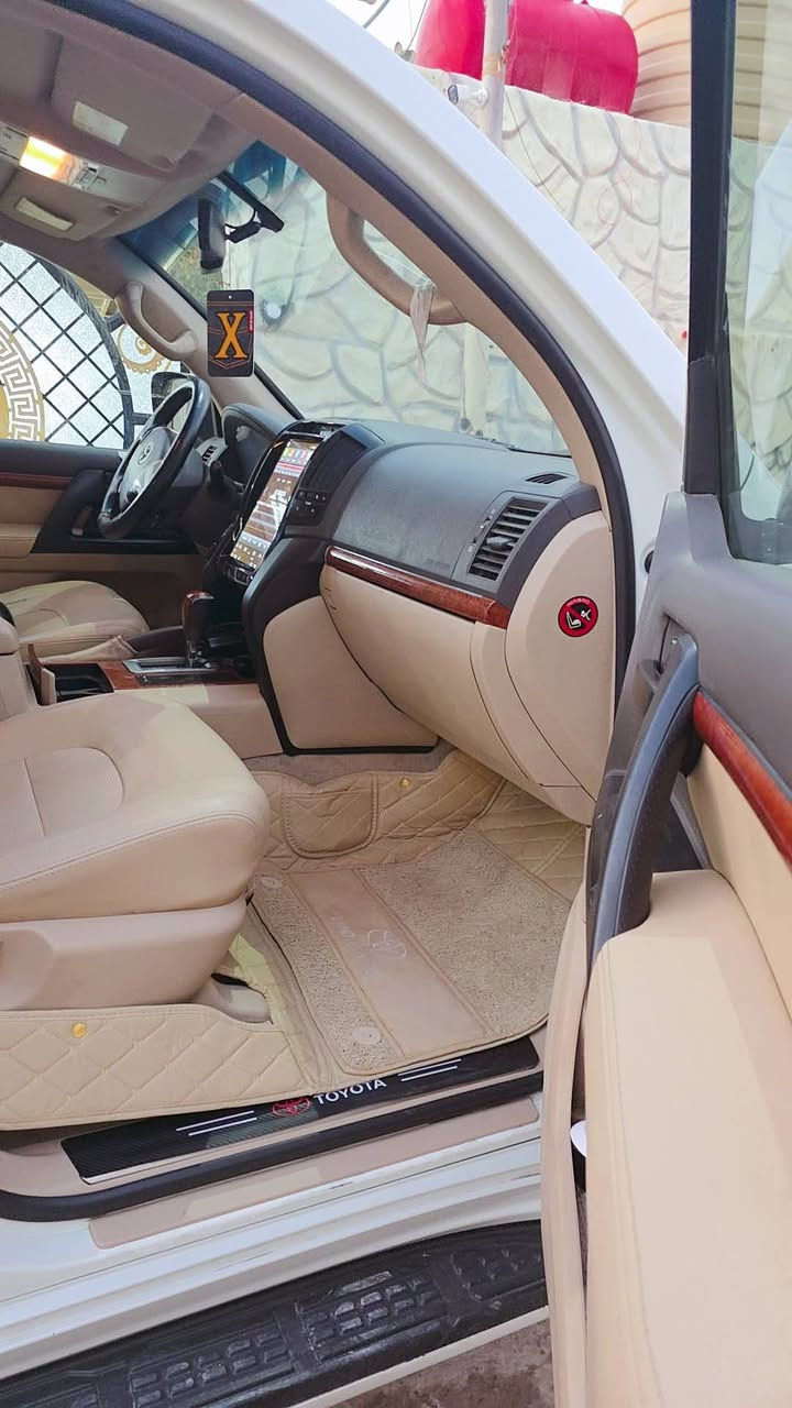 السلام عليكم
لاندكروز 2014
كفاله عامه 
8سلندر 
خليجيه 
 GXR
الرقم بغداد 
مكان السياره بغداد 
رقم الهاتف ***********
اتصل وبيك خير وتدلل
