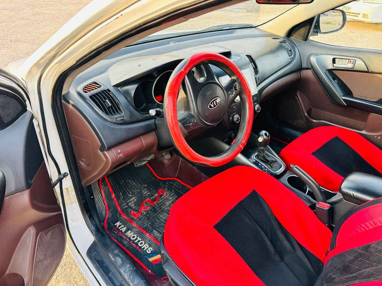 كيا سيراتو موديل ٢٠١٣ سةنةوي جديد كيرو مةكينة بةشةرت سبوغ ٥ بارجة سبوغ و نيو سةقف سبوغ بيش و باش كةبس ٤وةرةقة غرامةي هةية سعر ٧٥ ورقة شوين قةزاي خةبات *********** أربيل, العراق
