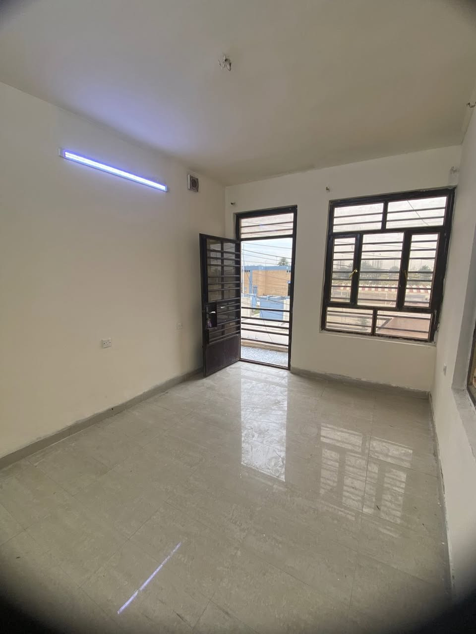 دار للايجار طابق ثاني
يحتوي على صاله  ومطبخ وغرفة نوم واحده وصحيات مدخل مستقل
الدار مساحته ٨٥ متر جبهه ١٠ متر مدخلين مدخل للصاله ومدخل للمطبخ موقع مميز  على خدمي المطار منطقة الاقتصاديين
الايجار الشهري ٦٠٠
للاتستفسار
***********
