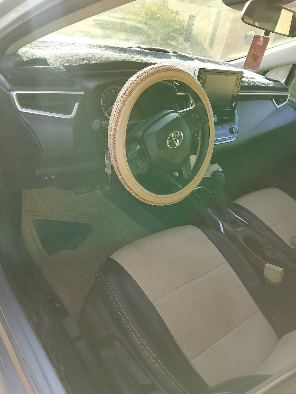 السلام عليكم 
البيع كورلا موديل ٢١ مريكي 
سياره بيهه باب سائق مبدل والباب خلف سائق شبر صبغ سياره نص فول ماشيه ١٣٤ قابل الزياده 
سعره ١٦٠ وبيهه مجال
رقم التلفون ***********
