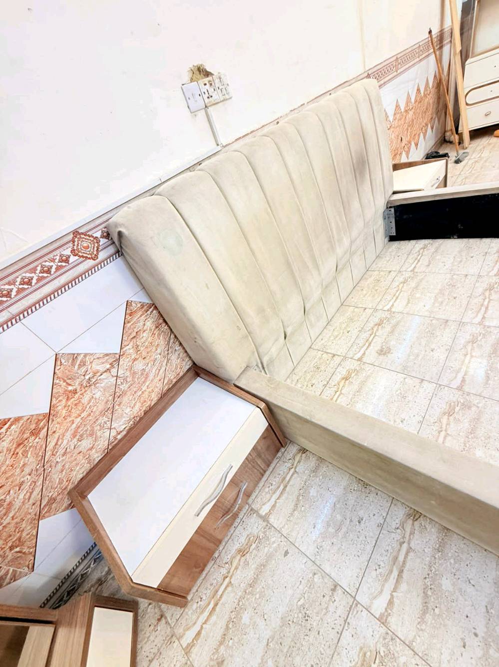 غرفة نوم تركي مستعمل 
تتكون من 👈 8 👈 قطع
نضافة 👈 90%💯🥰
السعر 👈600\550 ألف فقط
مع نقل وشد داخل بغداد مجاني