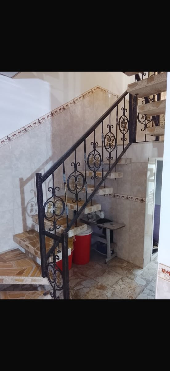 بيت للبيع حي الجمعية قرب دائرة الاطفاء وقريب على سايدين الوائلي مساحة ١٤٠ متر    طابقين الطابق الارضي غرفة وصالة واستقبال ومطبخين حار وبار وصحيات داخلية وخارجية ومكشوفة والطابق الثاني غرفتين وصالة وسطح صغير وسطح كبير وصحيات السعر ٢٨٠ والاستفسار اكثر 
على الرقم ***********
