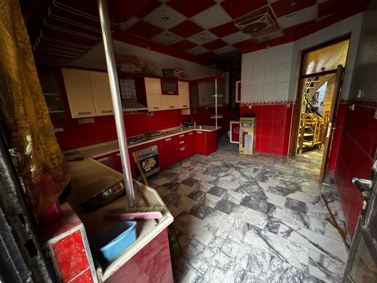 بيت مساحته 200. | 10*20

وجه البيت كله حجر  وبناء البيت 2020 

الطابق الارضي : حديقه خارجيه كراج ياخذ سيارتين.   استقبال وصاله ومطبخ وغرفة نوم. وحمام ومنور عدد 2 وحمام خارجي 

الطابق الاول : 3 غرفه وحده منهن ماستر جبيره وصاله وحمام ومخزن صغير 

الطابق الثاني : غرفه نوم وحده وسطحين

الوقع : الشعب خلف سوك شلال وبصف سوك الصبح صاير افرع عريض عرضه 25 متر.  