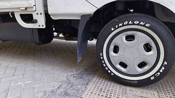 السلام عليكم 
​🚗  كيا بنكو (Kia Bongo) - 2016
​موديل: 2016
العداد: ماشية 98 الف
الحالة: نظيفة جدًا
الرقم: بغداد
الملكية: باسمي، تحويل ثاني يوم 
​✨ المواصفات والمميزات:
​التدفئة والتبريد: شغال.
​نظام الصوت: مسجل، شاشة عرض، وكاميرا للرجوع إلى الخلف (البگ).
​الإطارات (التخم): تخم تاير جديد (أبو الخط الأبيض).
​الصدر: صدر جديد كوري أصلي.
​الإنارة: لايت أبيض LED جديد.
​ محجر تسگام (يحتاج تكملة،  كان بمكانه قطعة إعلان سبالت سابقًا).
​💡 ملاحظة مهمة:
​ (المولدة): غير مشمول مع السيارة. يمكن التفاهم على سعره بشكل منفصل.
​💰
​السعر المطلوب: 115 ورقة
​يوجد مجال بسيط للسعر (حق الجية).
المكان بغداد 
​ الهاتف: ***********
