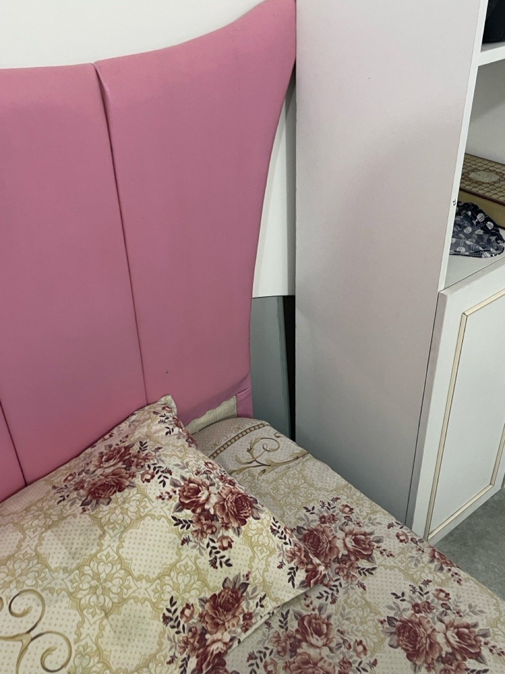 ثلاث غرف نوم تركية 
. الغرفة الاولى الزرقة الشبابية تحتوي ؏ سرير واحد وميز صغير وميز كبير وكنتور بابين
. الغرفة الثانية الوردي تحتوي ؏ سرير عدد ٢ وميز صغير وميز كبير وكنتور بابين
. الغرفة الثالثة تحتوي ؏ سرير عدد ٢ وميز صغير وميز كبير وكنتور بابين 
ابيعهن كلهم جره وحده ؏ مليون ثلاثتهم وبي مجال انزل من السعر للي جاد فعلًا يشتري