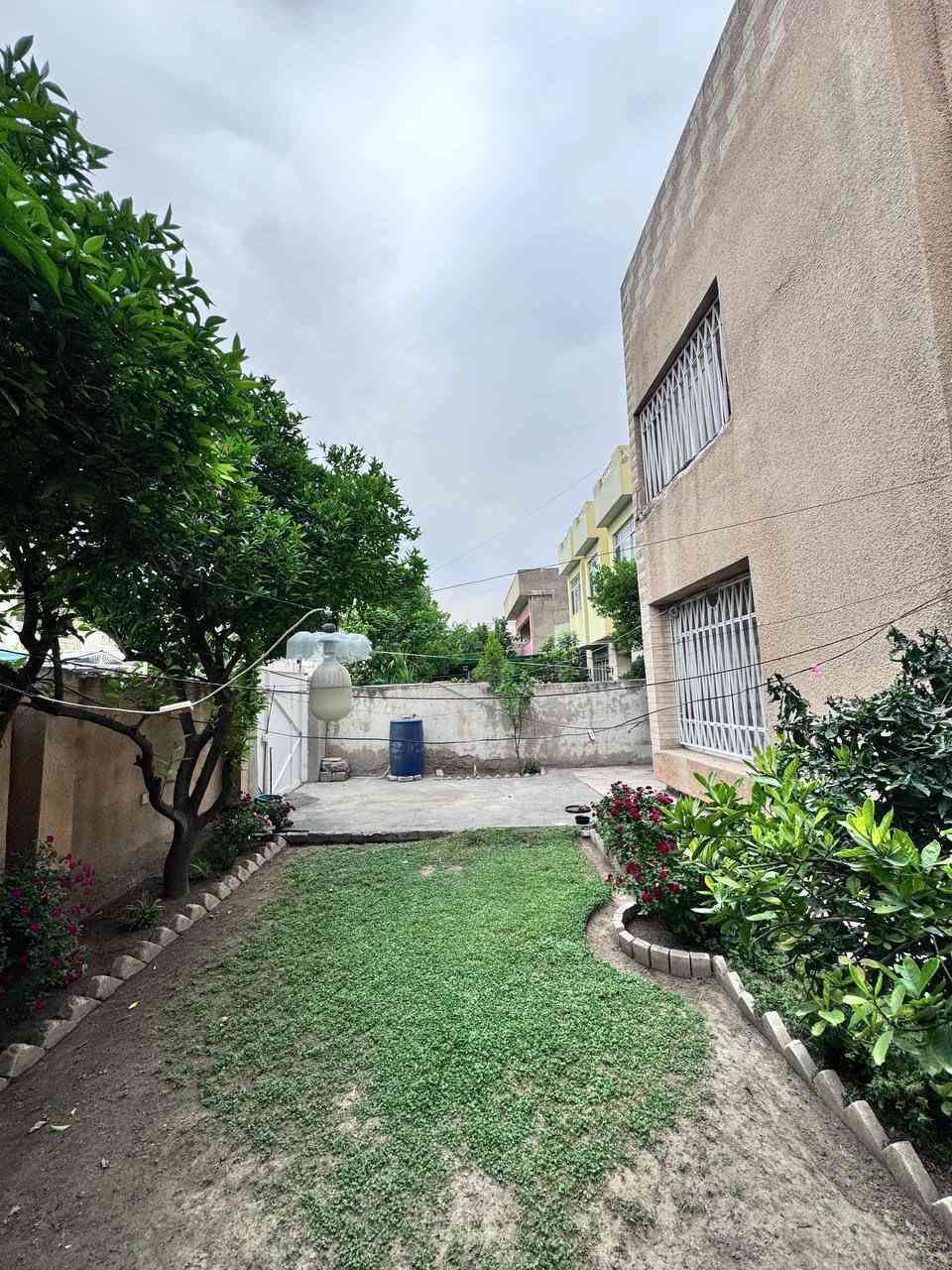 للبيع – دار سكني في حي المهندسين 

📍 الموقع: #حي_المهندسين (الفرع المقابل لمنتزه المهندسين)
📐 المساحة الكلية: 320 م²  
📏 الواجهة: 16 متر  

✨ المواصفات:
 • دار قديم ركن (بمثابة ارض)
 • قريب جدا على (منتزة المهندسين)
 • منطقة هادئة وخدمية

📞للاستفسار مكتب سعود سمير الصائغ للعقار
الموقع -موصل - حي الجوسق  - تقاطع الجسر الرابع
 *********** (📲 واتساب متوفر)
***********
***********
