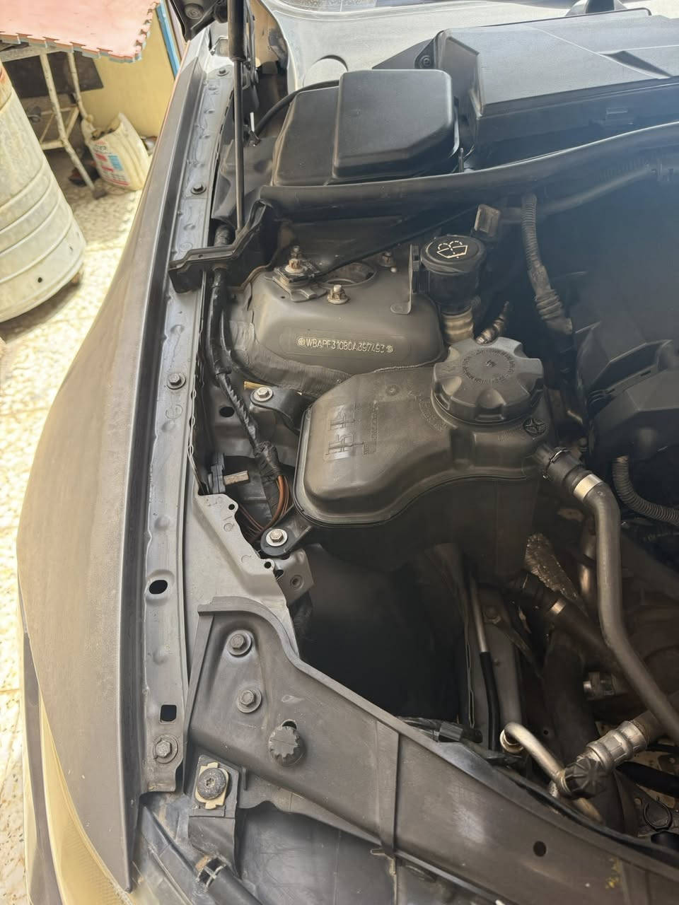 السلام عليكم 
bmw e90 
موديل 2009 خليجي بصمه 
وياهه بصمتين بلاديات 
رقمً بغداد انكليزي بأسمي سنويه وهزه جدد شرط تحويل 
تبريدقطعتين 
تحكمات ستيرن جهتين 
كيرعادي ٧ نمر 
محرك اربعه سلندر تنفس طبيعي حته ع مي تمشي انسه صرف بانزين 
صدر امامي خلفي جديد 
خمسه ويل كب جديد 
خمسه تاير نقشه وحده مبدل جديد
كهربائيات بوضع شركه مامدوده ايد بيهه 
كير ومحرك بشرط جددوعندي محرك حاويه مال وارد هم انطي وياهه لليشتري سياره هديه 
حجر بيئه بلاد صالنصه صوت حلو 
داخل سياره جديدزيرو
داخل المحرك بوضع شركه 
داخل صندوك جديد
حته العوازل البلاسك الجوه ع شواصي موجوده 
السياره بيهه جاملغ خلفي كلير وبيه شبر بل جاملغ والبنيد صبغ وجراد بل قماره 
مابيه اي نقص ترايك ال المانيا 
*********** متوفر واتساب
مكان السياره المنصور او بغداد الجديده
