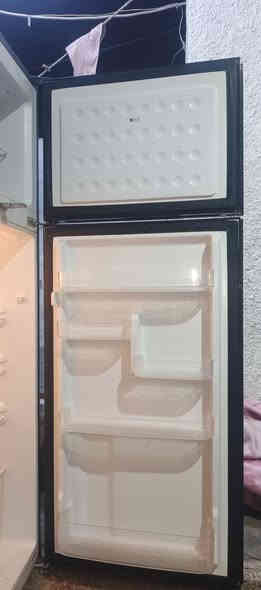 ثلاجه للبيع 12قدم نضافه فول للستفسار موجود خاص *********** لعنوان بغداد زعفرانيه
