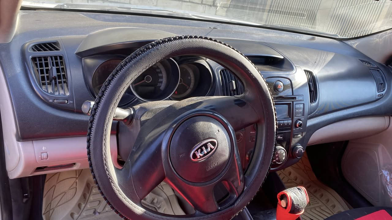 السلام عليكم
سيراتو 2012 خليجي

السيارة خير من الله اقتصادية  

كير أتوماتيكي  وعادي 6 نمر 

السيارة بسمي يعني تحويل ثاني يوم 

العنوان بابل القاسم 

للاستفسار  ***********

السعر 95 وبيه مجال
