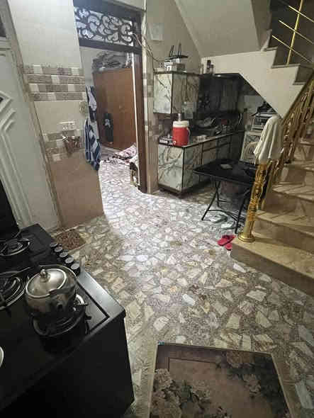 السلام عليكم 
بيت مساحه 70 متر مربع الشعله قطاع السادس الغربي خلف سكلة حيدر التميمي منطقه معزوله من اربع شوارع ومبلطه مقرنص البيت في الفرع الثالث 
منطقه راقيه 
غرف كبار والبيت متعوب عليه بناء درجة اولى يتكون من استقبال ومطبخ وغرفه وحمام والطابق الثاني غرفه وحمام وهول صغير وسطحين وفوك ع السطح الثاني مخزن البيت بناء درجة اولى مواد بناء مضبوطه سيراميك كاشي 
الرقم/ ***********
السعر: 85
