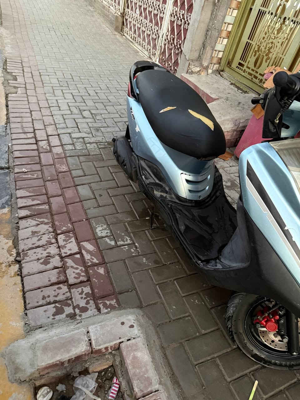 سلام عليكم دراجة بريز للبيع 
مجفتة بس ولفات بس امانة الله ادوات التجفيت كلة اصلي شديت دراجة حلوة ونضيفة سعرهه 550 وبيهه مجال بسيط عنواني بغداد مدينة الصدر *********** للاستفسار
