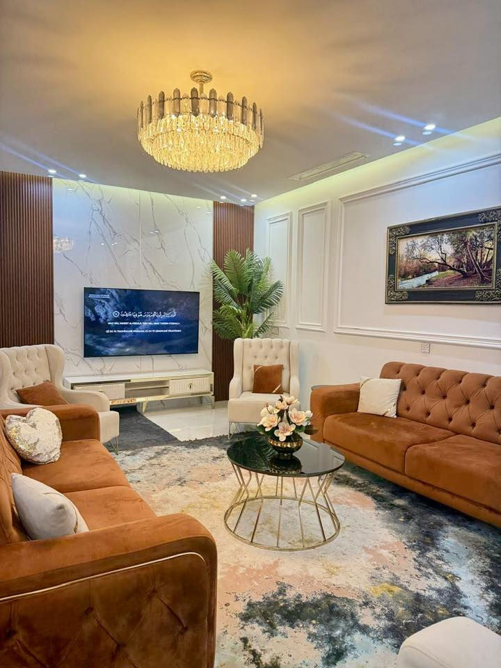 ناوازەترین خانوو بە دیزاینێکی سەردەمیانەو موادی تۆکمەو کوالیەتی بەرز دروستکراوە بۆ فڕۆشتن نرخی گونجاو
١٦٥ م
پێکهاتووە لە هۆڵێکی گەورە
 موساعید مەتبەخ ساردو گەرم 
٢ نوستنی گەورە 
ڕاڕەوێکی گەورە
موشتەمەلاتێکی گەورە

مواسەفاتەکانی بریتین لە:
ڕوکاری بینا ئەسترۆپۆلی تورکی 
پەنجەرەی عەزل
دەکتی موبەڕیدە
ئەساسی کامل بیناکە کۆنکرێتە
سەقفی کامل بیناکە کنافە
کۆڵانی ١٢ م 
ئەساسی بەرزو کۆڵانێکی خۆش 
ئاو وکارەبای ڕەئیسی زۆر باشی هەیە
نزیک مەکتەب و مزگەوت ە بازاڕە 
ناونیشانی ئەم خانووە قولەڕەیسی خواروو پشت مزگەوتی شەهید مەریوان
نرخی ئەم خانووە ٨ دەفتەرو نیو  مامەڵە
بۆ زانیاری زیاتر پەیوەندی بکەن بەم ژمارانە
***********
***********
