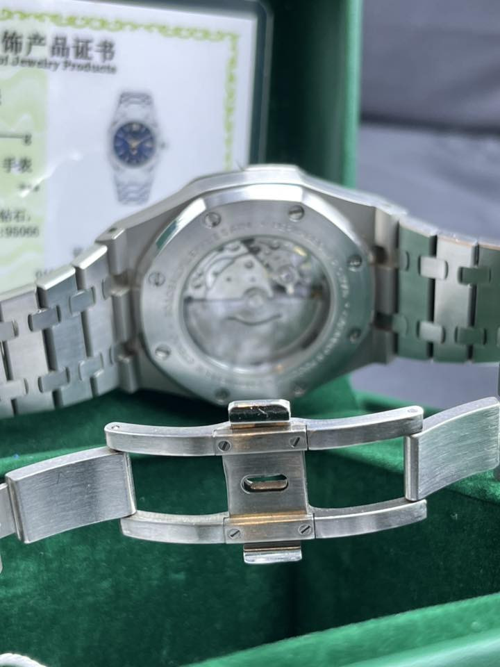 ميخائيل موسكو
الهيكل ستانلس ستيل 
القطر 42
حبة الماس مع شهادة فحص عند الرقم6
اوتوماتيك خزن طاقه 48 ساعة
السعر 110$
الحالة(مستعمل)


**إذا كنت صاحب هذا الإعلان وتريد حذفه لأي سبب، رجاءا أرسل رسالة إلى الدعم الفني**