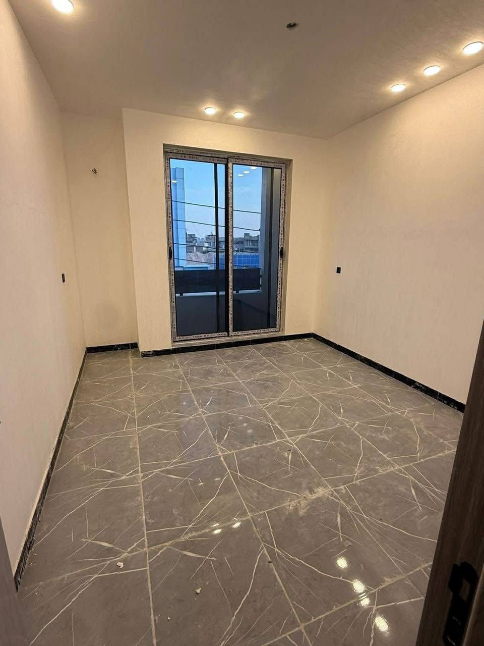 السلام عليكم
مشتملات للبيع عدد2 مساحه 50 متر 

الواجهه 4 متر 

النزال 12.5متر 

العنوان:-شهداء البياع/مربع الضباط/ثاني بيت عن شارع المضخه التجاري/ثاني فرع عن تجاري الشهداء/

يحتوي كل مشتمل على:-غرف نوم عدد3/صاله/مطبخ/صحيات2/منور/بيتونه/سطح/

طابو صرف/بناء حديث تسليم مفتاح خلال شهر/

فرع عريض12 متر/موقع ممتاز/

للاستفسار عن السعر وباقي العروض المراسله عبر الخاص 

او الاتصال 

***********

***********

يتوفر واتساب
