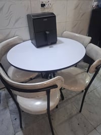ميز طعام ٤ كراسي • قلاية اوفن جديدة • قلاية هوائية بها خلل