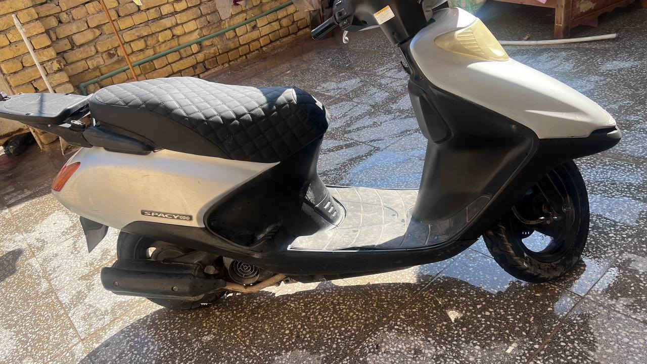 سبيسي ياباني رمبة 
صار شهر منزله حاويه 

كلشي جديد برغي ما مفتوح بيها 

***********

مليون وميه 
بيها مجال
