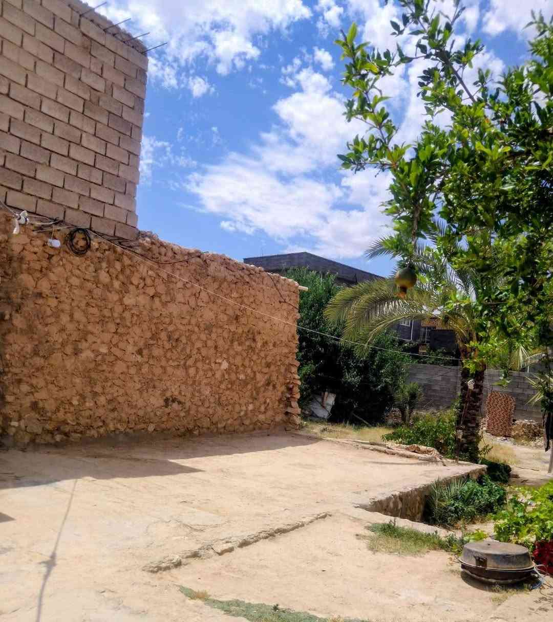 بيع مستعجل السعر / 38 مليون و بي مجال بسيط 

دار سكن للبيع طابو صرف مع قطعة ارض غير طابو بروانة قرب جامع العزيز و قرب مطعم اصل الكرم / قضاء حديثة / الانبار 

المساحة الكلية للدار 220 م طابو ، المساحة الكلية للقطعة 200 م غير طابو 

بناء 2010 

المحتويات :- 

غرفتين  

ممر

صحيات داخلية 

بيتونة 

صحيات خارجية 

الكلدور ، هول ، مطبخ مچعبة و مدفونة كامل 

السعر الكلي للدار و القطعة / 38 مليون و بي مجال بسيط 

للاتصال على الرقم او واتساب *********** 📞
