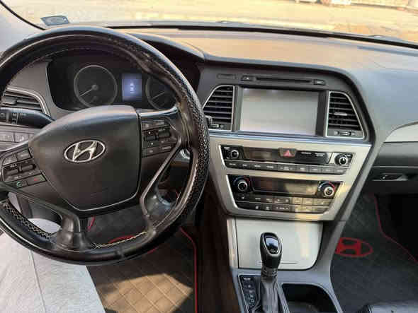 معروض سوناتا 2015 فل كامل مواصفات، لون جميل، نضافة فوق الممتاز، استخدام راقي.
محرك 2.4 اقتصادي وقوي، قير أوتوماتيك 6 سرعات تبديلاته ناعمة، سيارة ثابتة ومريحة جداً على الطريق.

✨ المواصفات الخارجية

 • بانوراما كاملة نظيفة

 • LED نهاري + إنارتها قوية

 • جنوط وكالة نظيفة بدون صبغ

 • مرايات جانبية كهرباء مري قلاب (Auto Fold)

 • حساسات خلفية + أمامية حسب الفئة

 • كاميرا خلفية واضحة HD

 • زجاج كهرباء

 • سنتر لوك

 • دخول ذكي بدون مفتاح (Smart Entry)

✨ المواصفات الداخلية

 • تشغيل بصمة (Push Start)

 • مقاعد جلد ناعمة ونظيفة جداً

 • كشن سايق كهربائي + دعم ظهر

 • تحكم سكان كامل (أوامر صوت – بلوتوث – كروز)

 • مثبت سرعة فعال

 • شاشة وسطية تعمل ممتاز

 • بلوتوث + USB + AUX

 • مكيف ثلج، تبريد قوي جداً

 • وضعيات قيادة (Comfort – Sport – Eco)

 • تكاية وسط + حافظة أكواب

 • ديكور نظيف بدون شخوط

✨ مواصفات الأمان

 • مانع انزلاق ESP

 • ABS نظام منع انغلاق المكابح

 • وسائد هوائية كاملة

 • نظام ثبات عالي على الطرق السريعة

 • بادي قوي ومقصورة آمنة

✨ وضع السيارة

 • محرك وقير بحالة ممتازة

 • ما تحتاج أي مصاريف

 • نضافة فوق 90% من الداخل والخارج

 • جاهزة للفحص وين ما تريد

 • استعمال نظيف جداً ومشي قليل حسب الفحص

 • السيارة ما شاء الله تمشي وتسمع صوتها ناعم

⸻
***********
✔️ السعر 135$
