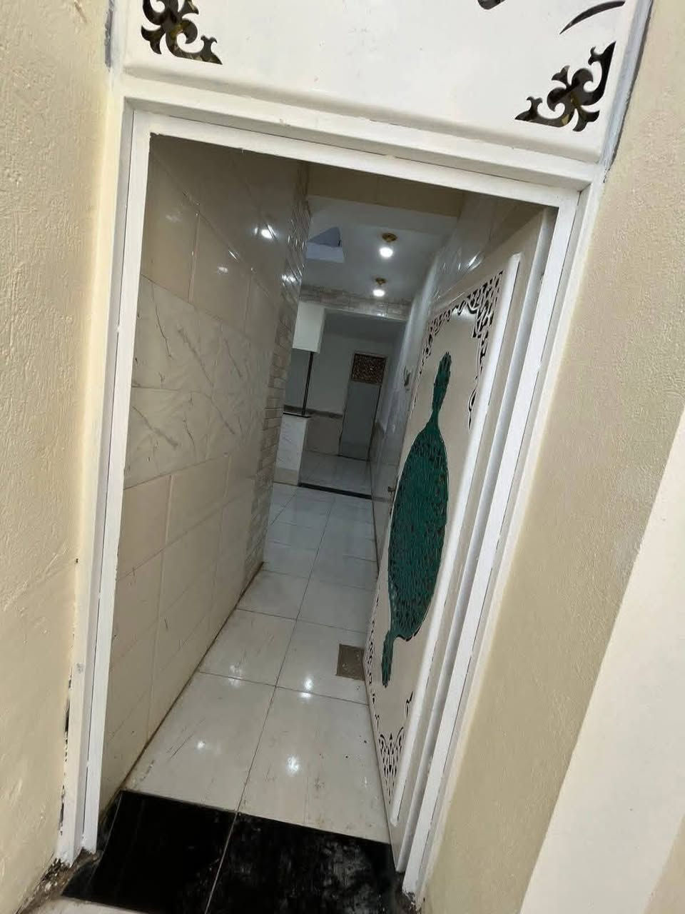 مشتمل مساحة 100م طابو زراعي سند 25 تحويل مباشر يحتوي على غرفة نوم استقبال كلدور مطبخ مجمع صحيات خارجي وداخلي بيت ماناقص اي شي كما موضح بل صور عنوان حله ورديه شارع الغسل قرب شارع المشجر السعر 45 مع المجال للاستفسار *********** +  ***********
