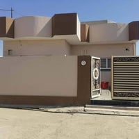 بيت مساحه ٢٠٠ متر حاوي الجوسق استقبال٥*٧ مطبخ ٤*٥ صاله ٩ *٤ونص غرفتين ...