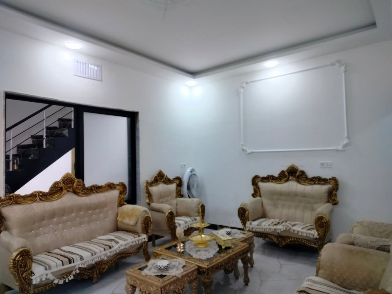 ⭕بيت للبيع 🏡 
في حي الإعلام، البيت بناء حديث
#المساحة:- 100م📏
#الواجهة:- 6 متر
#طابقين
#للإستفسار:-
مراجعة المكتب أو الاتصال بالارقام 👇🏼 
***********📞
***********📞
