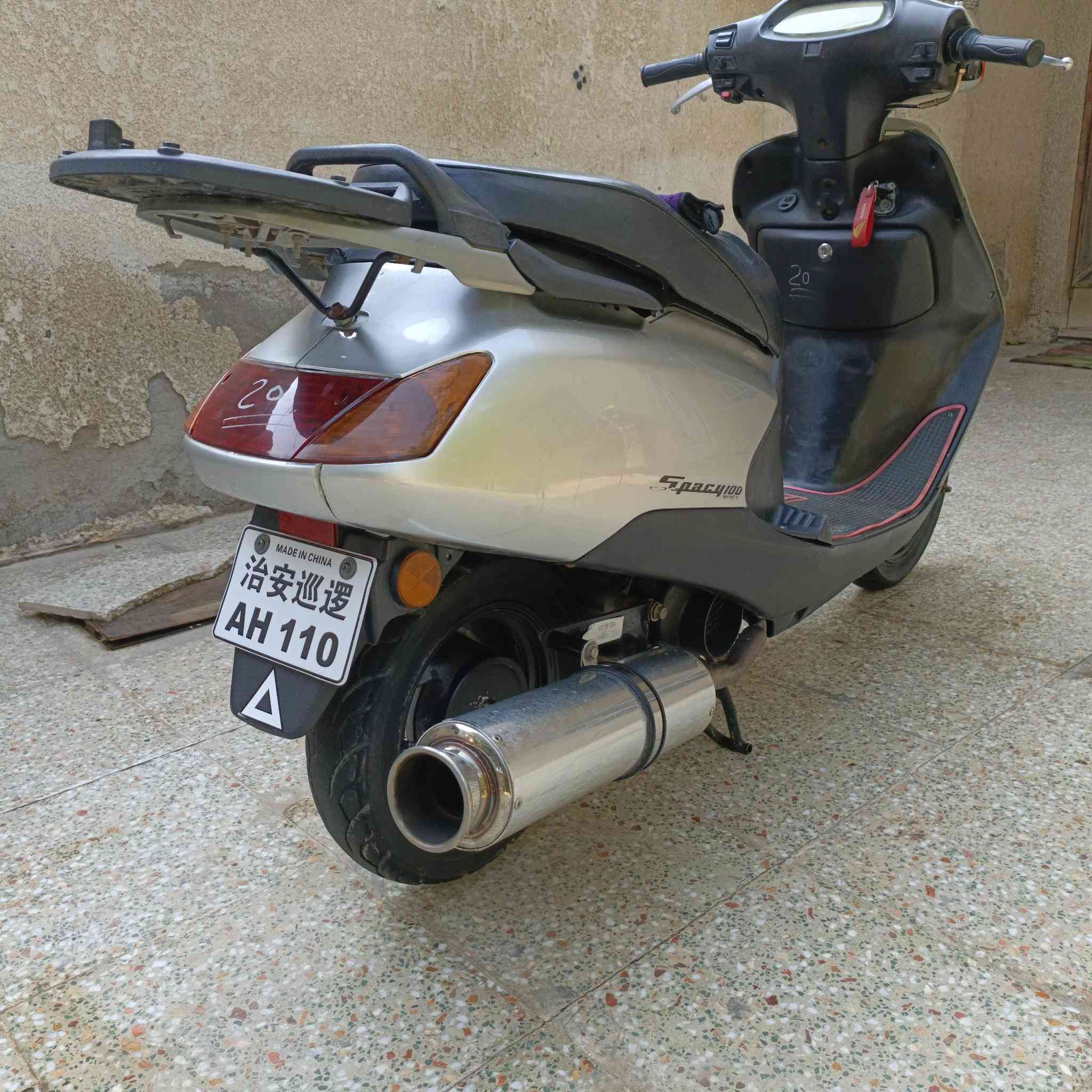 السلام عليكم /(سبيسي ماليزي مديل 2020  ) مكينة مفتوحة اول فتحها الها صارلها سنة/ ناعمة وشلعة ومعدل
كهربائياتها كلها شغالة 
دبل امامي وخلفي جدد 
دراجة كاملة من البرغي للبرغي ماعدى عداد كيلو متر مايتشغل   
بيها صالنصة رياضي والبلادية موجودة 
مكاني كوت حي الحكيم  سعرها خاص او اتصل 
***********
