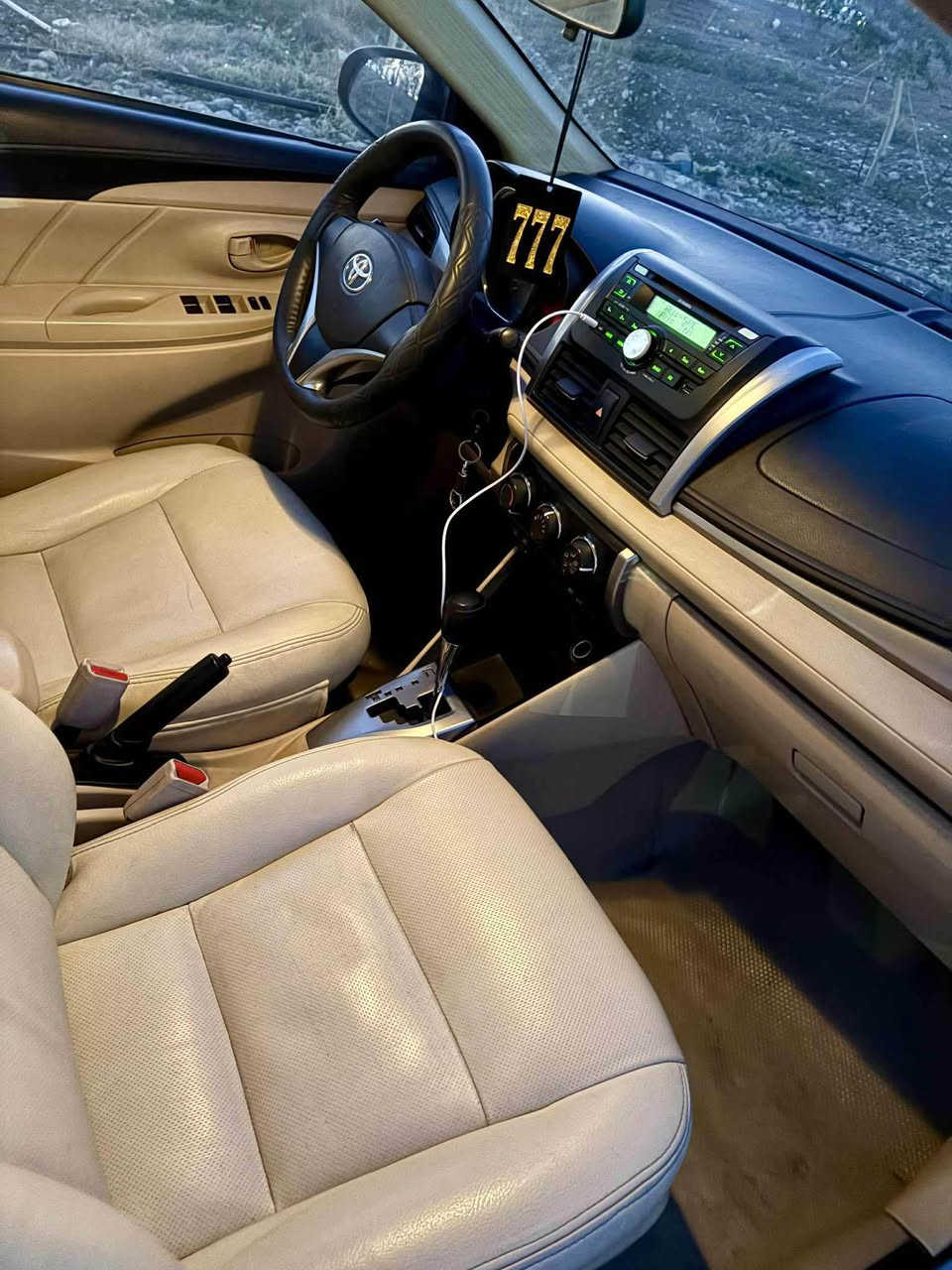 تۆیۆتا یارس 2017 سلڤەر
سەیارەکە فول مواسەفاتە و کامل جوانکاری بۆ کراوە
بێ سبوغە تەنها چەمپێکی پشتەوەی هەیە. ناو عەوزی نەگرتیە  لەگەڵ تەزرەیەکەی زۆر کەم و کوشن جلد و دەبل گێڕە دەبل تڕاکشنە
مەکینە گەورەی مەکینە سپیە ڕەقەم و سەنەوی نوێیە تەحویل و بەناوکردن. بەشەرتە 
نرخی 118 وەرەقەو مەجال رەقم *********** أربيل, العراق
