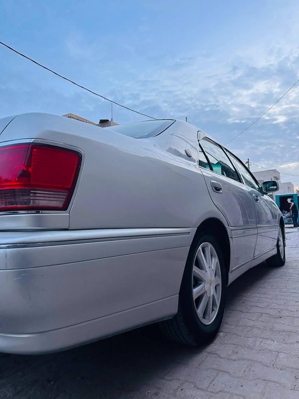 السلام عليكم ملكه كراون للبيع كفاله عامه من قص ونقل جثه سياره مدفوع كمركه قرار 48 سياره ثلاث دكم كير ومحرك وحداديه جدد محرك دفور صغير  استفسار على هاذا رقم ***********
