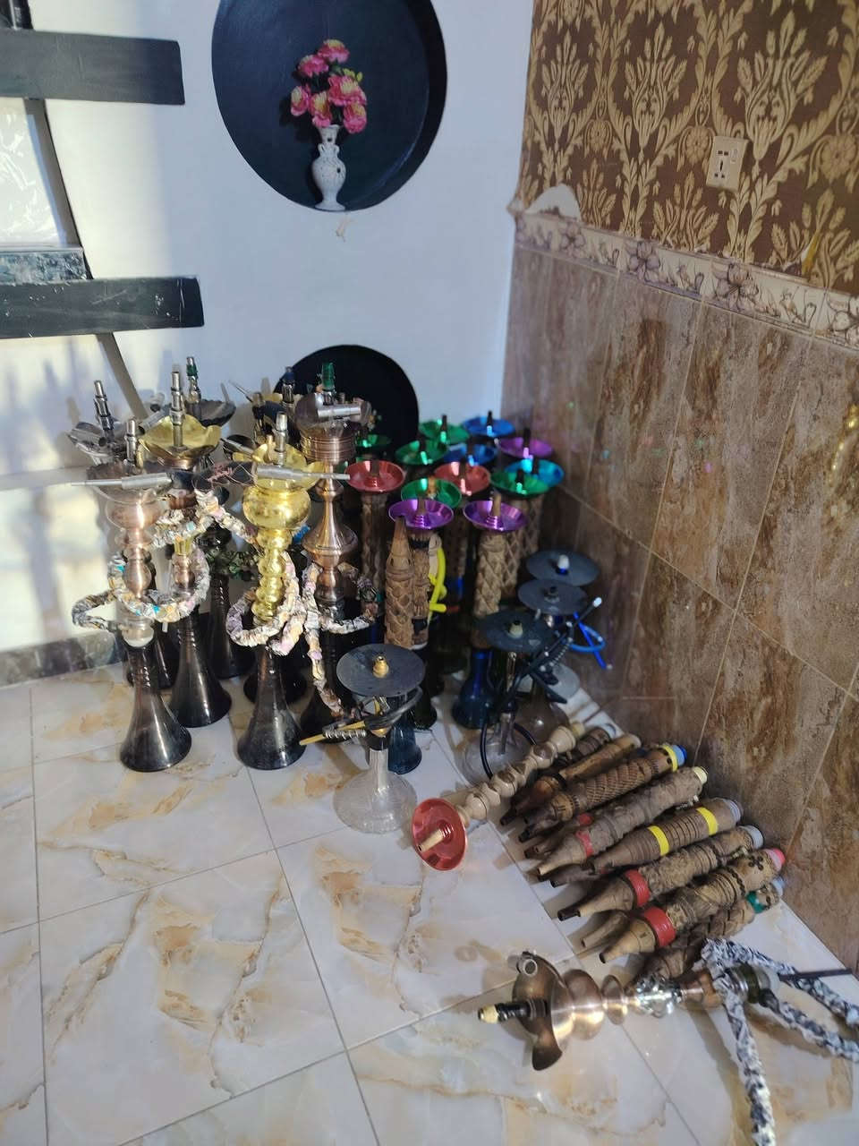 السلام عليكم للبيع نراكيل مطعمه وجاهزه الخشب ٣٣ وحده بيهن جاهزات وبيهن نقص شيشيه ألماني جاهزات وبابلي ٩ جاهزات كلهن مطعمات مكانهن حصيبه الشرقيه الاستفسار عل رقم ***********
