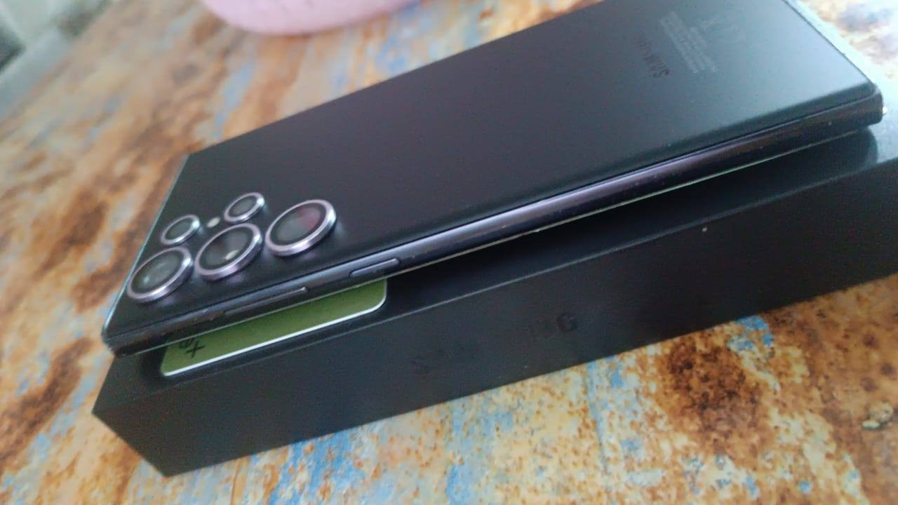 السلام عليكم للبيع S23 ultra نظيف كلش بي كارت ظمان الشاشه وكاله الجهاز جديد كلش الذاكره 256 ملحقاته كامله الجهاز على الفحص السعر 785 اي استفسار اتصل ***********
