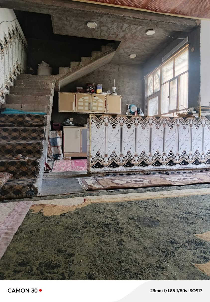 بيت زراعي للبيع مساحة 210م مع مشتمل بناء طابوق نهروان السقف والاساس صب كونكريت غرفتين وصالة ومطبخ واستقبال وصحيات وحديقة مسجل بلدية شارع 12م تبليط والمشتمل غرفة وصالة وصحيات موقع البيت بين الشارع المؤدي من السهلة الى شط الكوفة السعر 150 مليون مع مجال قليل للاستفسار ***********
