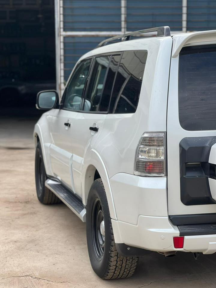 باجيرو للبيع او المراوس ب اقل
 مديل 2011 رقم اربيل حبتور واحد على واحد 
مكفوله كفاله عدا الدعاميات ماشيه 240 الف كيلو 

مواصفاتها معروفه لكن للتوضيح 
فتحه سقف 
كامره 
شاشه 
حاكيه 
مانع انزلاق 
مثبت سرعه 
مري شفط 
تحكم ستيرن كامل
كشنات كهرباء 
كشنات جلد
7راكب
حساس خلفي 
عده كامله 
سبيرها برجستون ما نازل مال شركه 
ويل الاصلي مالته موجود 
شادله ويل عادي للجماليه
رقم اربيل الانكليزي 
سنويه جديده
تحويل او كاله شرط
تخم صدر امامي خلفي جديد
كير مكينه مكفول مامفتوح  
تخم تاير جديد 
فلنجات مصفره 
ميزانيه جديده 
مكان السياره واسط 
للاستفسار 
***********-***********

السعر 145$ بيها مجال بسيط حك الجيه
