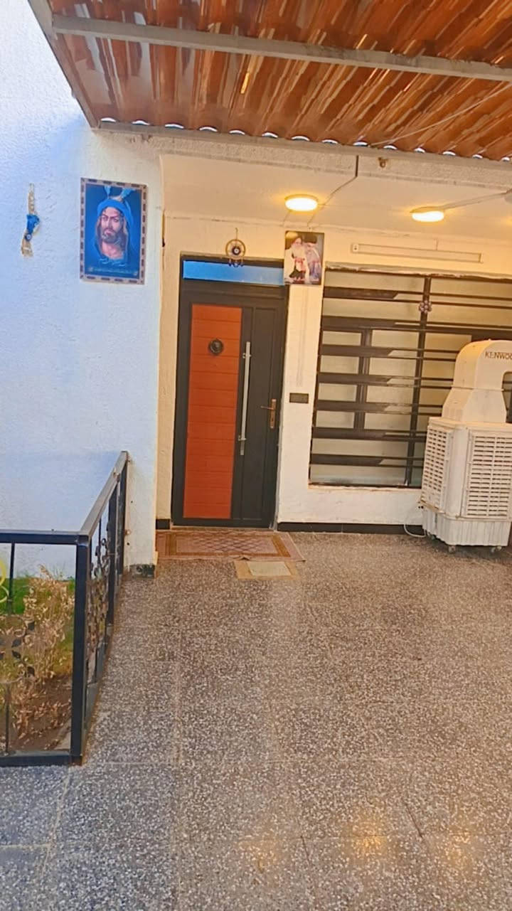 سلام عليكم بيت لبيع مساحه ١٤٤ طبق ونص نضيف كلش كامل قطاع ٧٩ ستفسار ***********
