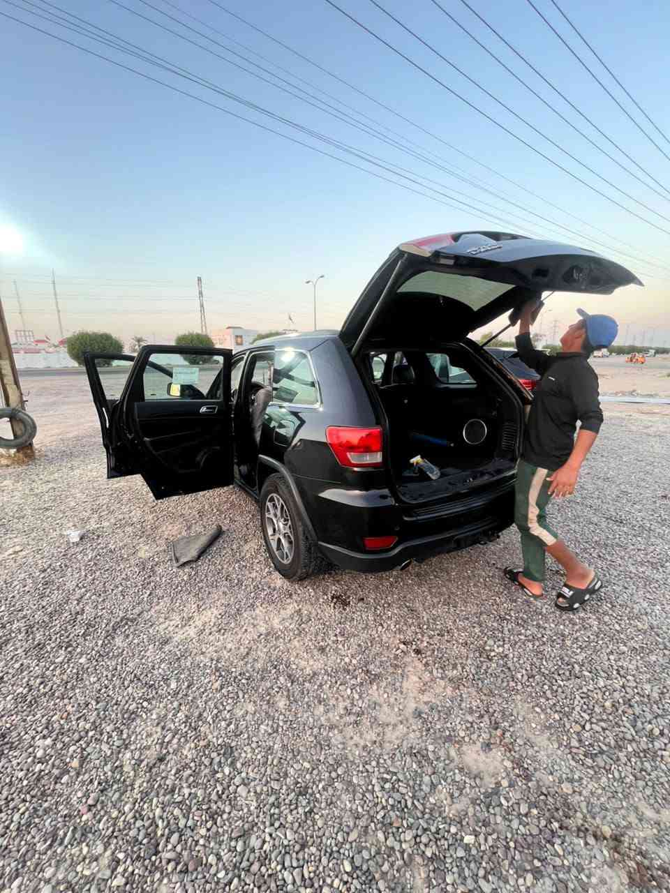 جيب فول مواصفات هيمي افر لاند سيارة جديده رقم نكليزي بسمي ومتصرف عليه دينار واحد سعر 150رقم الهاتف ***********
