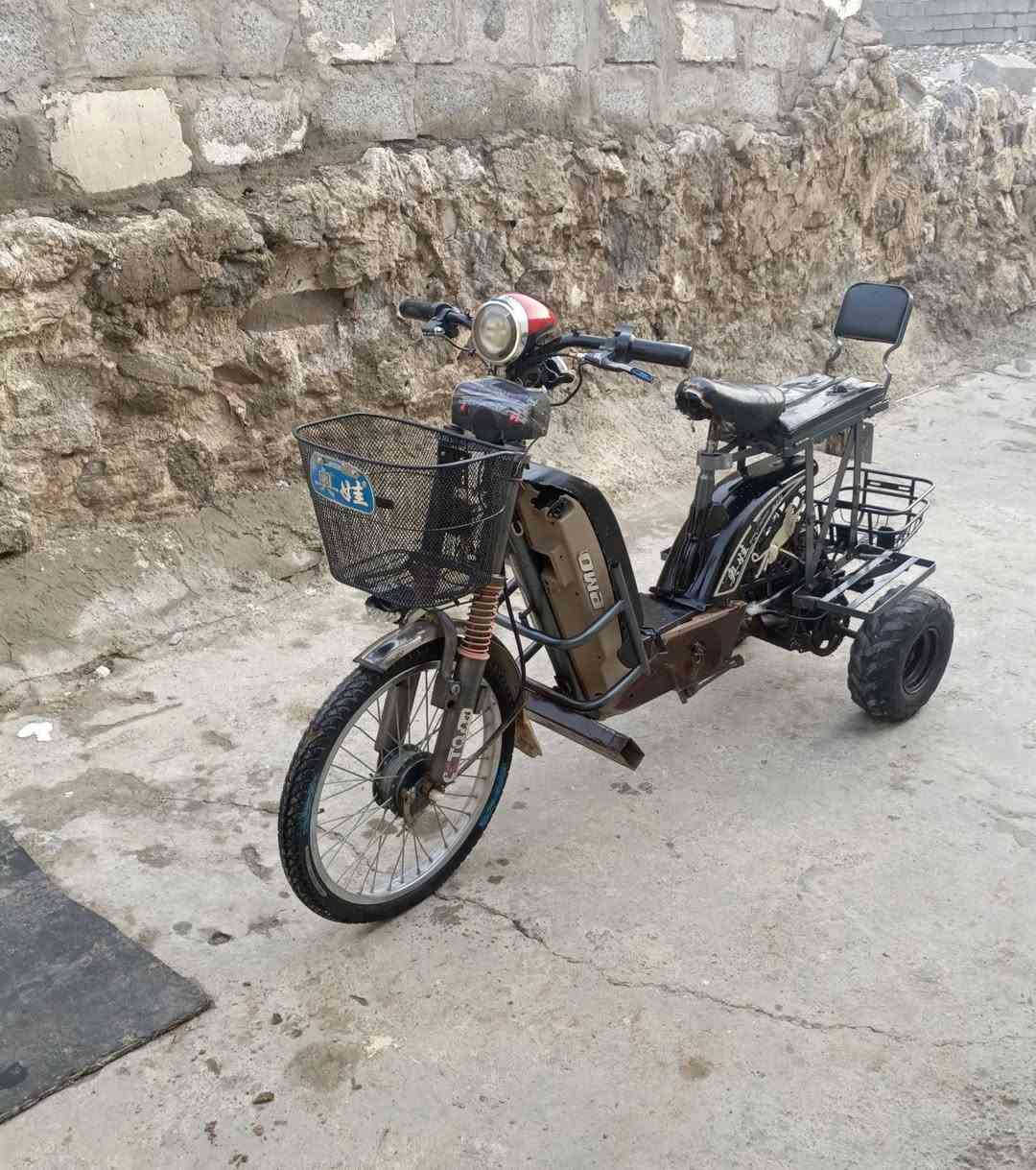 السعر ١٤٠ دراجه شحن 3 تايرات حمل
تايرات خلفي جبلي سيبايه خلفي فتح وينسد الدراجه 
خمس باتري بشرط أنطي يتحمل وزن ميتين خمسين كيلو مال شغل جاهزة 3 سرعات دراجه ياباني أصلي وين يعجبك روح 
مكاني كركوك *********** مراوس
