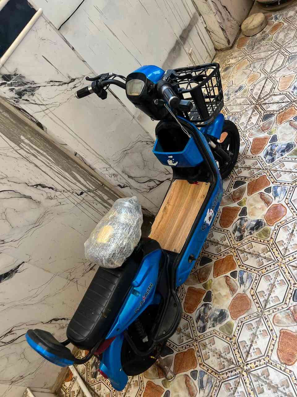 السلام عليكم دراجه شحن للبيع أربع بطاريات ٣ سرع بيها دراجه نضيفه ما عوزها شي سعر ٢٢٥ شراي يراسلني واتساب ***********
