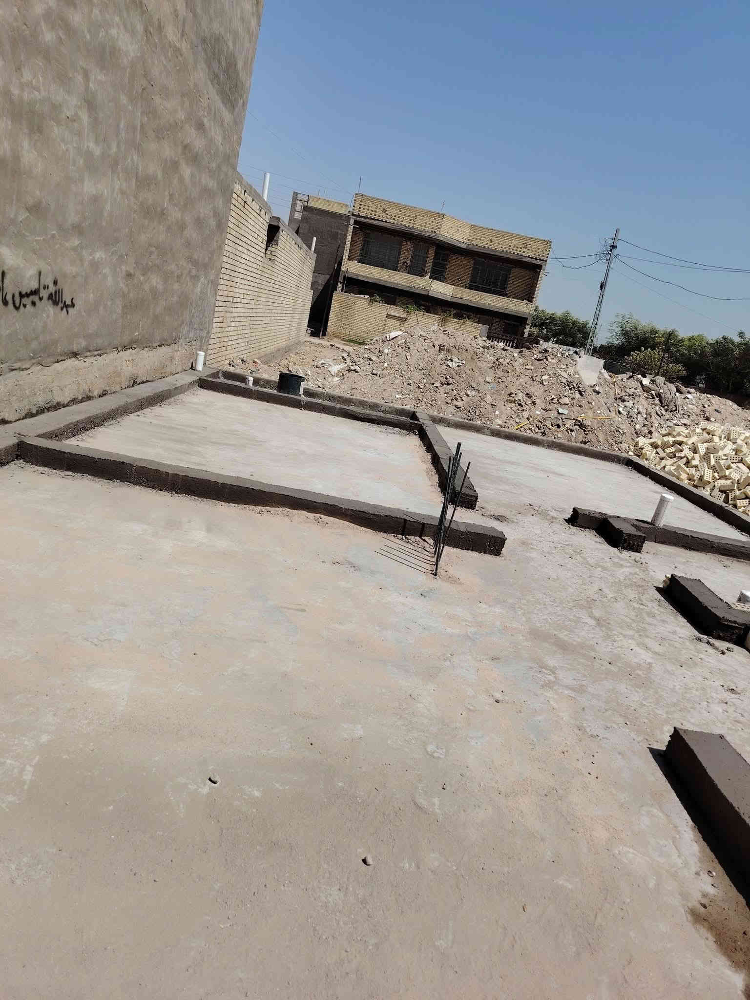 عملنا في ميسان فقط تسليم مفتاح كرسته وعمل ترميم إضافة بناء تسليم هيكل عظم بدون باب وشباك سعر المتر المربع للهيكل كرسته وعمل ١٨٠ الف يتضمن الفقرات التاليهه
دفن وتعديل الأرض بمادة السبيس مع مستوى وزن الشارع
مع الحدل بحادله كبيرة
رش مبيدات كلوردين قاتل الحشرات
تسقيط وتخطيط الخارطه على الارض مع فرش نايلون زراعي نوعيه جيده
عمل المجاري حسب مخطط الخارطه نوعية امل الشريف المصري
تسليح الرفت يكون حسب مخطط الخارطه مع حصيرتين تسليح
صب الرفت بمواد درجه اولى اسمنت مقاوم رمل اخيضر حصو مكسر او صب بم  كونكريت جاهز حسب طلب الزبون
يكون ارتفاع الرفت ٤٠ سم
صب بتلو ٢٠ سم حسب المخطط
بناء بالطابوق الجمهوري بارتفاع ٣،٣٠ للطابق الأرضي
عمل حداده ونجاره صب السقف نوعية الشيش عراقي اف اف أو سوبر أو ماس رباط ٣٠ سم على كل البيت مع السقف
بناء الطابق الثاني بارتفاع ٣،١٠ نفس مواصفات الطابق الأرضي مع مردات ماء ٢٠ سم
بناء البيتونه مع صب السقف حسب مساحة الخارطه مع الستاره بارتفاع ١،٧٠ سم
يشمل الهيكل المجارى كاملة مع مرازيب السطوح والبلكونات
مع تأسيس أنابيب السبالت مع تأسيس جكشنات سبور لايت السقوف
علما عملنا في ميسان نقد فقط
***********
