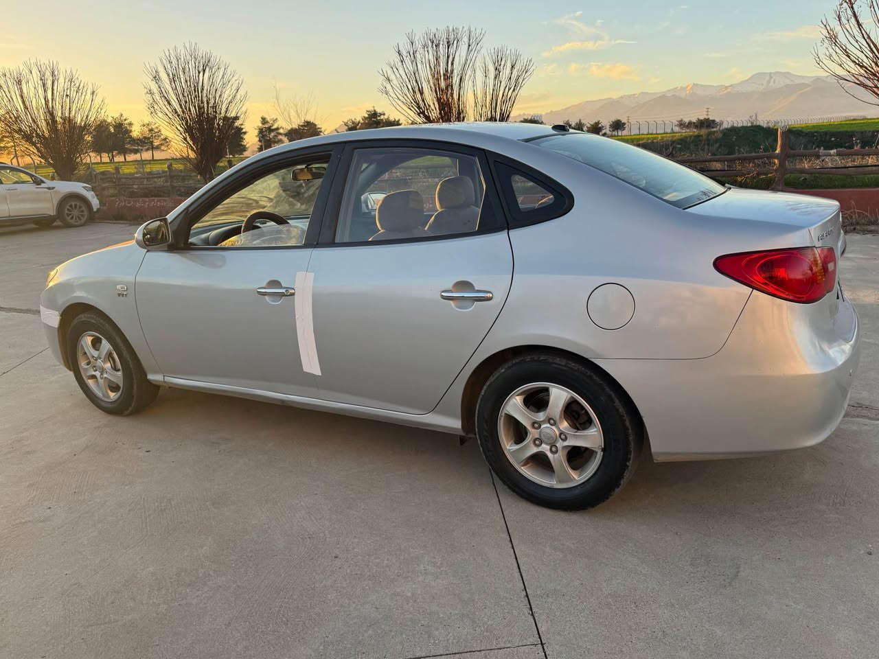 هۆندا ئاڤانتی 2009👌
گێر مەکینە تەبرید بەشەرتە
زۆر پاکە و ماڵی دۆستە و کامل مەسرەفە
فول مواسفاتە تەنها سڵاید نیە
خایس و کەڤەر گۆراو بە شەرتە
کوشن جلد و هیتەرە
بەردی گزۆز بیلادی
هەموو گیانی وەک شوشەیە
نرخی ٥٠ گەڵا و مجال
شوێن قەڵادزێ 
*********** رانية, السليمانية
