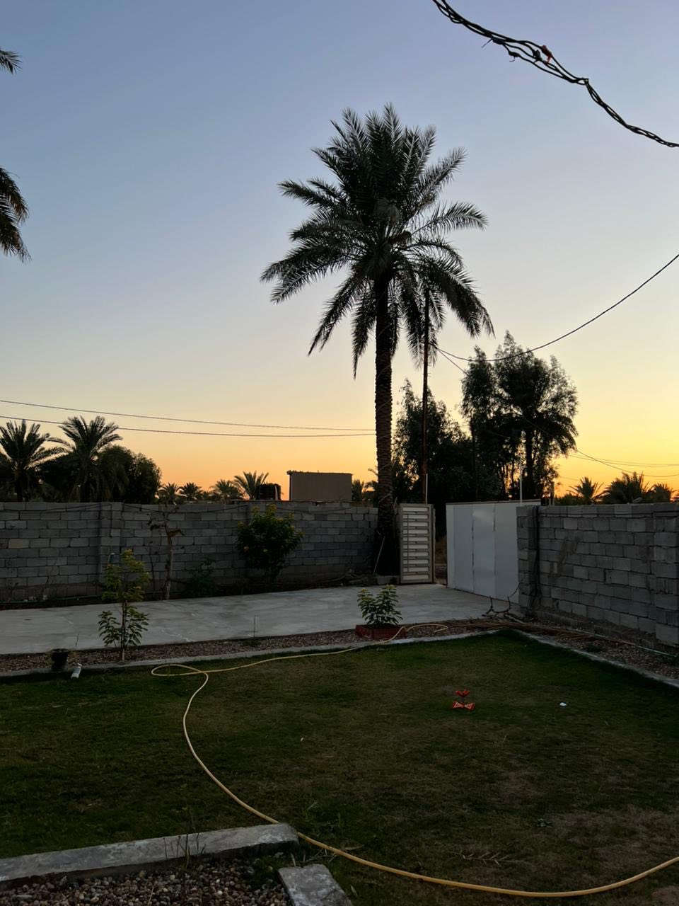 مزرعة للبيع بغداد الدوره عرب جبور مساحه نص دونم ركن واجه 30 ونزال 40متر تحتوي على دار يحتوي على غرفة نوم واستقبال وصاله ومطبخ وصحيات بناء حديث وتحتوي على كراج وحديقه اماميه وخلفيه وباربكيو  مسيج سياج بلوك خدمات متوفره ماء وكهرباء تصلح مزرعه خاصه او مزرعة ايجاره  طابو زراعي سند 25  متوفر عروض بكافة مساحات استفسار اتصال او واتساب ***********
