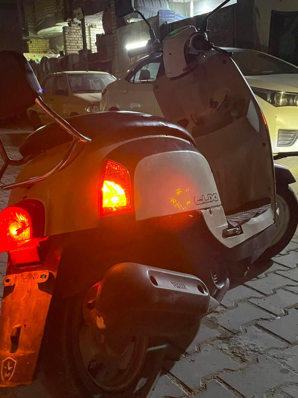 سلام عليكم 

POLICE للبيع 

الدراجه جديده وشوفت عينك 
حساس ابريك تايرات جديده

الدراجه برغي ممفتوح بيهه 

كفرات امختم ختم واحد 

داخل اكريمي اصلي 

زنون اصلي 

امرايات اصلي 

كابريتر مال تفصيخ الاصلي 

الدراجه مكينته هاون 

الدراجه نكره 

اي نقص مابيه بس باتري تعبان 

شغاله سلف وهندر 
 المكينه غرسهه

المكان حي اور 

السعر650 وبيه مجال 

الرقم***********
