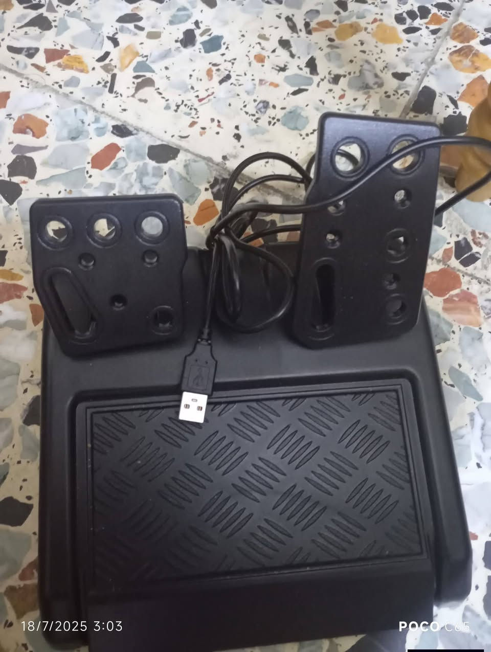 دركسون اصلي الحجم الكبير اله مميزات كلش هواي هواي ابحث عليه وتأكد سعره 30 الف وبيه مجال حك جيهه
وللعلم يشغل جميع العاب السيارت والمحاكي و PC وكلشي ويشتغل عل اكس بوكس وبلي 3 و بلي 2


**إذا كنت صاحب هذا الإعلان وتريد حذفه لأي سبب، رجاءا أرسل رسالة إلى الدعم الفني**