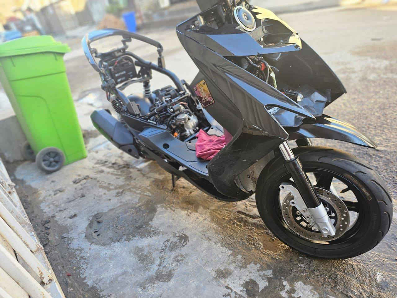 السلام عليكم عندي هاي الدراجة سكنس لد نوزل ياباني بيهة صدر امامي رياضي كلجات رياضية وبيهة سلف برتقالي رياضي وبيهة نواعم رياضية مثل يدات بريك رياضية وقبق فلاوين رياضي واقية مال صالنصة مال شمعة والباقي كلة بلادي وكلة تبديل جديد من رولة كبس بوربرينات جدد ومن بوشة جديدة بلادية والكور ولفات وكام شفت وجواكيج وزنجيل كلة جديد واكسن كلة جديد بس نقصهة كفرات مثل ما اموضح بالصور رايدهة 900 الف الشراي هاذة رقمي عل واتساب *********** مكاني بغداد العبيدي
