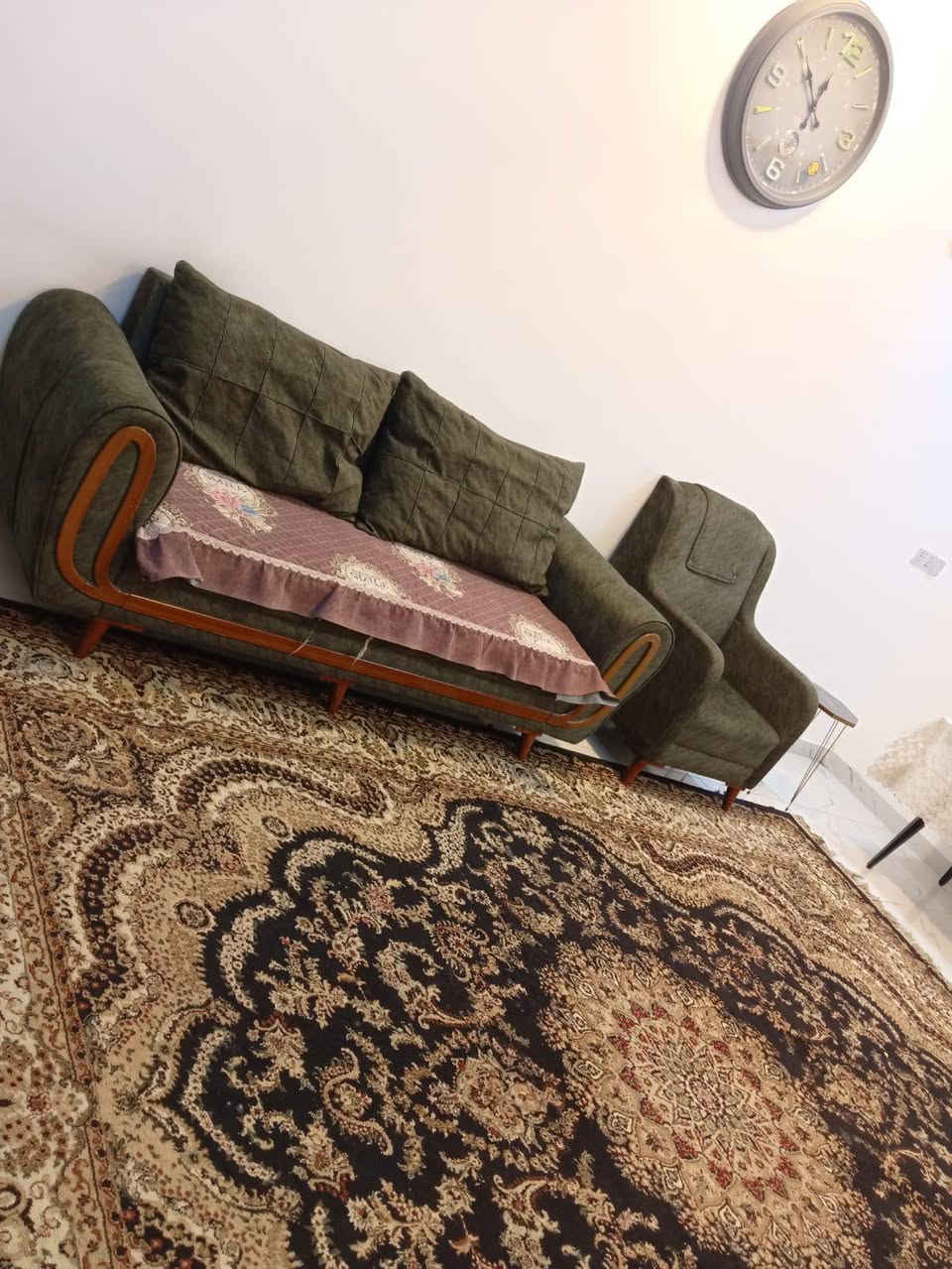 سلام عليكم ورحمه الله..تخم شغل اربيل درجه اولى  ١٠ مقاعد مابي اي ضرر  ماعدى اكو  مكان بي حرك صغير  بصفحه  والباقي كلشي مابي ومصارله هواي من اخذته والله .. مكانه خالص بدايه قريه دليم...سعره //٤٠٠ بي مجال حك جيه مو اكثر تجي وتشوف نظافته واني خادم.تحياتي  لاستفسار على خاص او الاتصال ‏‪***********‬‏
