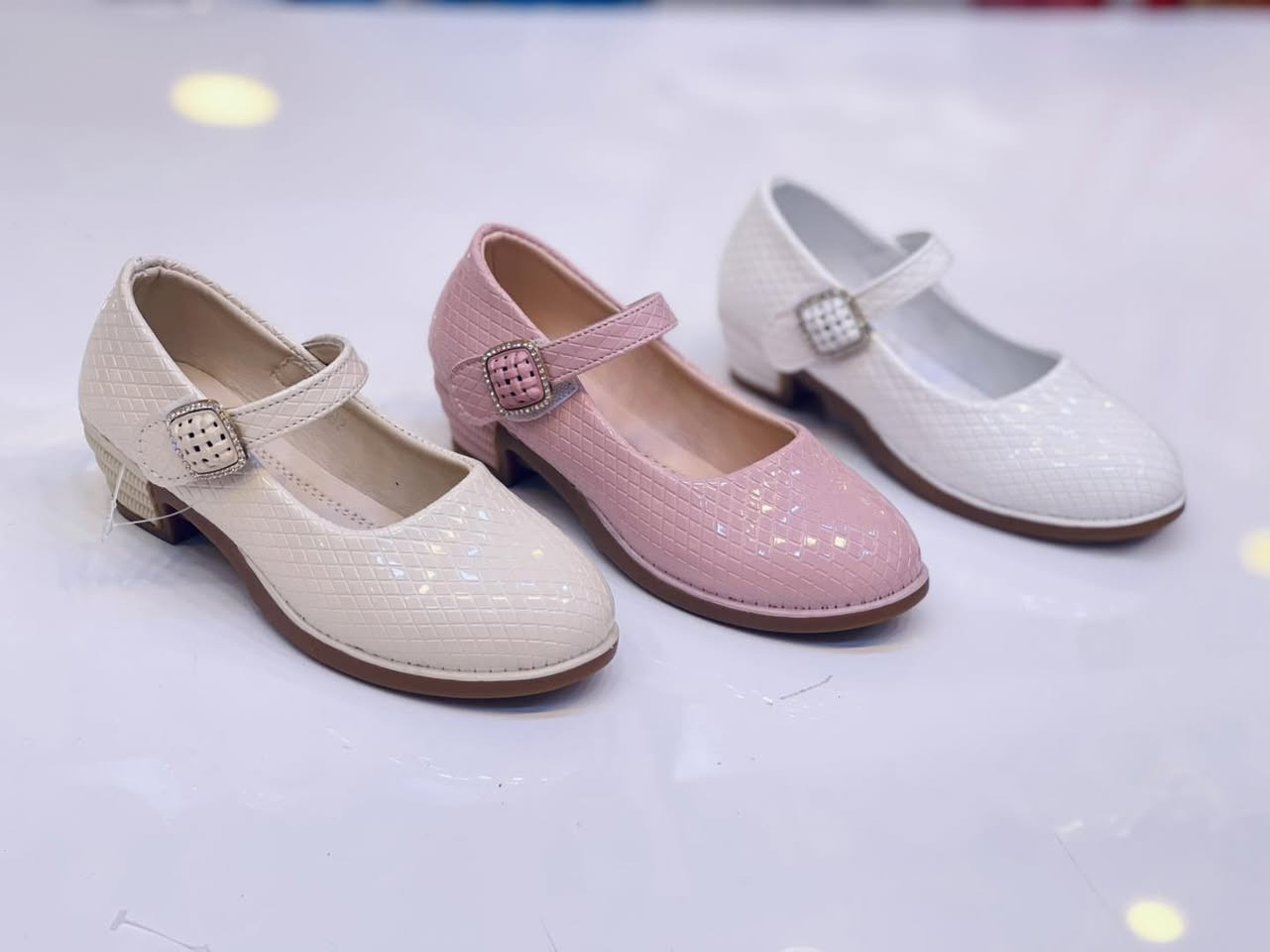 جديد الرفيف للاحذية
كعب بناتي 
القياسات 30-31-32-33-34-35
يتوفر توصيل 🚚 
كوت شارع الهورة مجمع ابن فنجان 
للحجز والاستفسار مراسلة البيج 
#واسط #كوت #الهوره_كوت #الهوره_واسط


**إذا كنت صاحب هذا الإعلان وتريد حذفه لأي سبب، رجاءا أرسل رسالة إلى الدعم الفني**