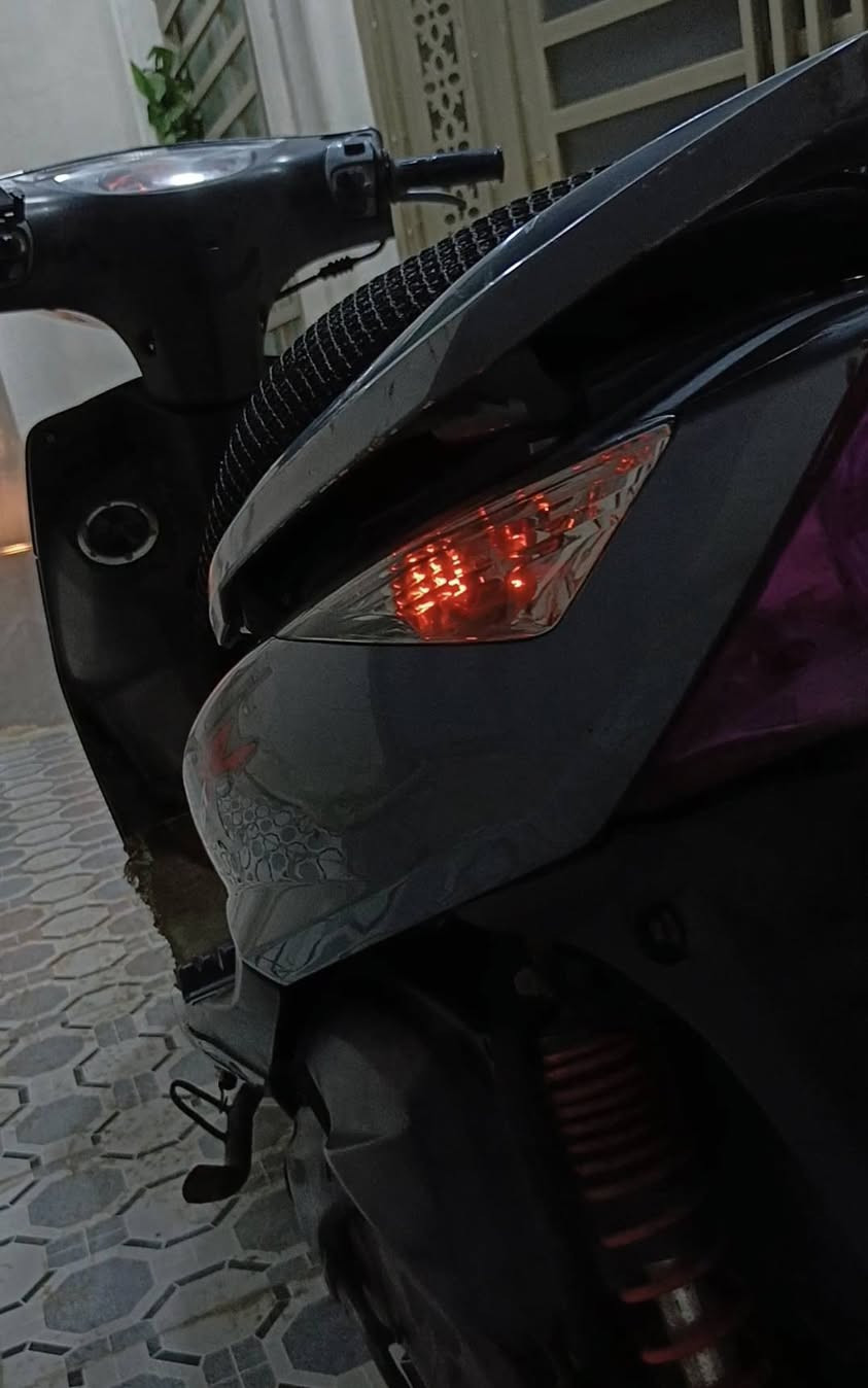 السلام عليكم ورحمة الله وبركاتة
ماكس ثعلب دراجه جديده 
قبل 4 اشهر منزلهه من الرمبه حلوه 
ونضيفه كلشي شغال برك امامي خلفي سستمهه حلو مشيته حلو وسريعه دراجه ناعمه نضيفه مكينه جديده تايرات جديدات ثنينهن دراجه برغي مالملعوب بيهه كله بلادي 
مكاني بغداد... حي العدل مقابيل ملاعيب الربيع بارك 
للستفسار الرقم 
***********
